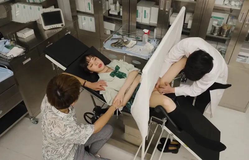 ông xã dẫn cô vợ đi khám phụ khoa gặp phải bác sĩ nam biến thái
