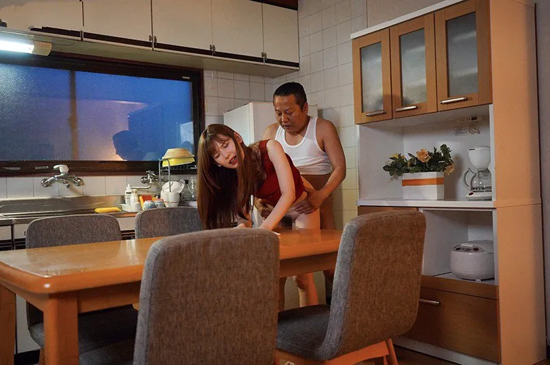 Cục cưng bị chồng yêu mới của mẹ xoạc mỗi ngày, cho dù đã có người yêu